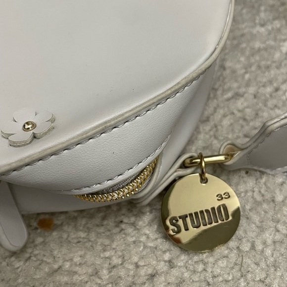 Round crossbody bag with floral embellishment - Picture 3 of 8